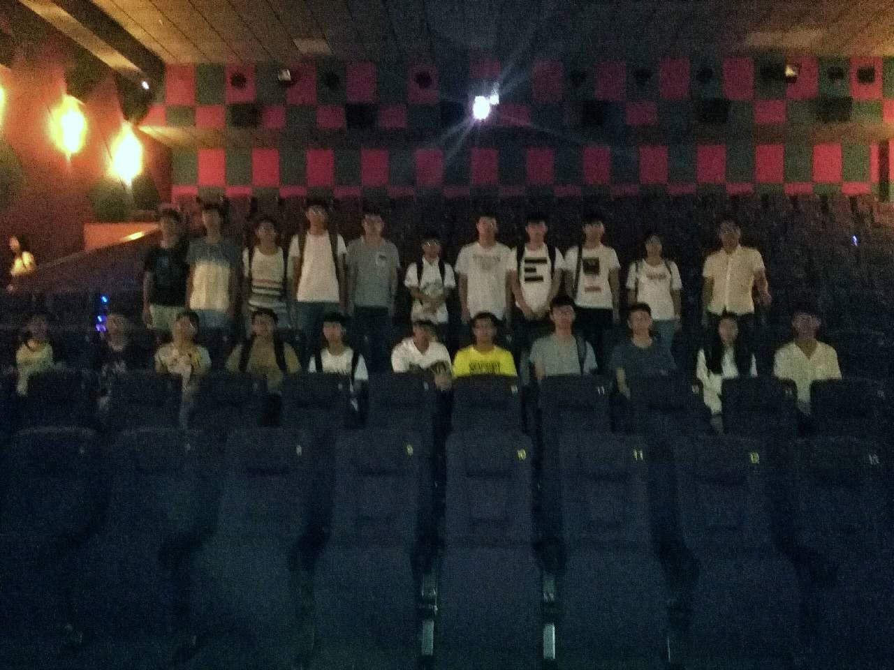 缅怀先烈，珍惜现在，建设未来