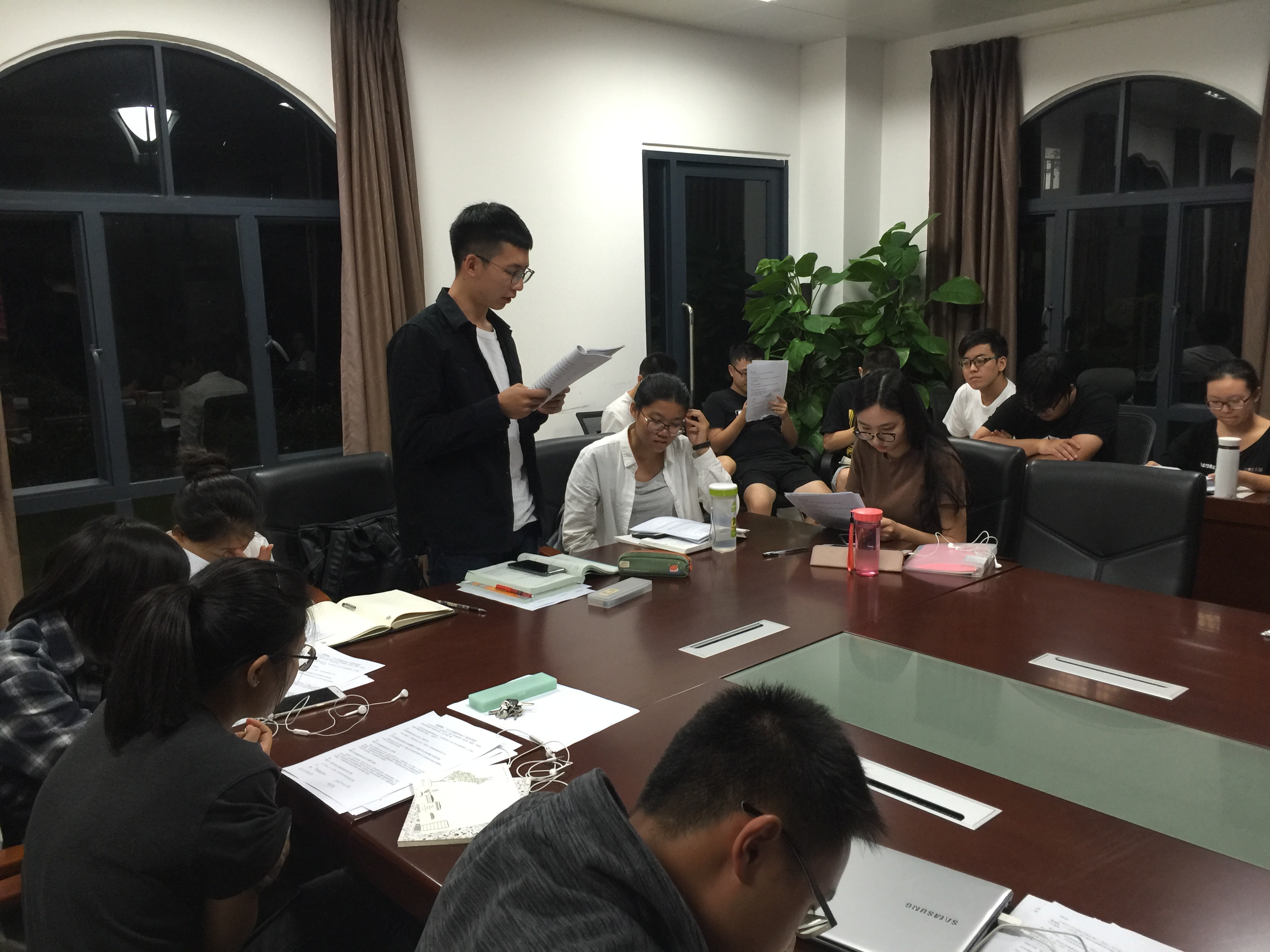 地科院2014级地质班、地信班集中观看并热议十九大开幕式